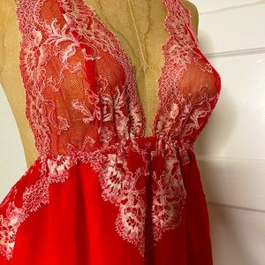 VICTORIA SECRET RED PEEK-A-BOO LINGERIE PIECE/ SIZE SMALL/ VALENTINES SURPRISE